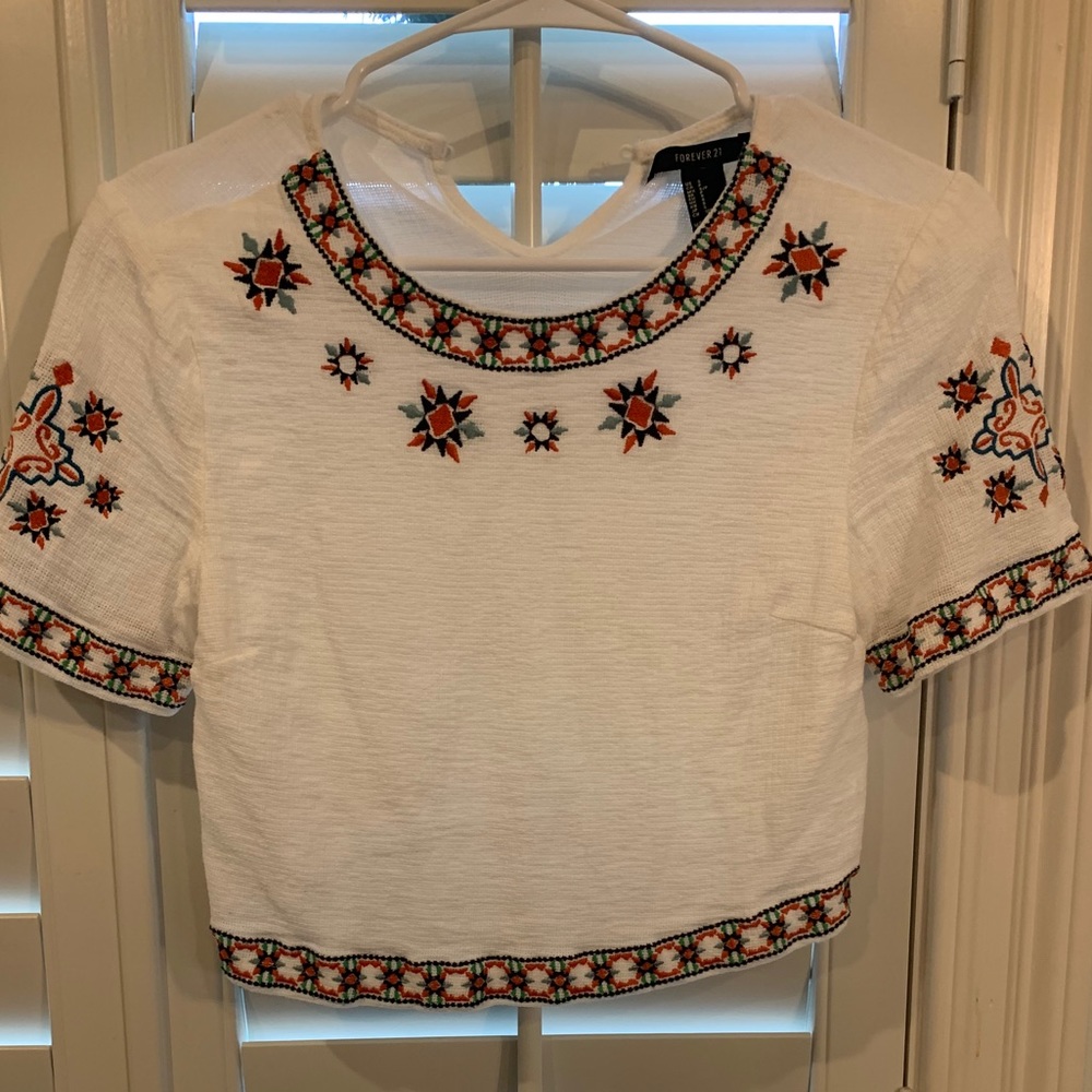 WHITE CROPPED SHIRT W/ EMBROIDERY